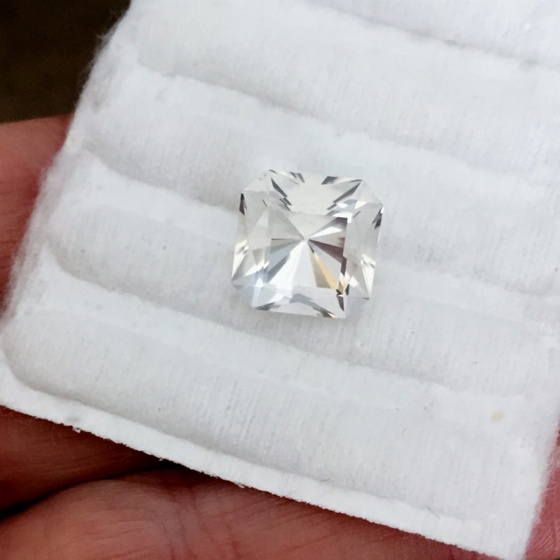 Natural Quartz — 8.63 ct, Origin Unknown, Round Brilliant