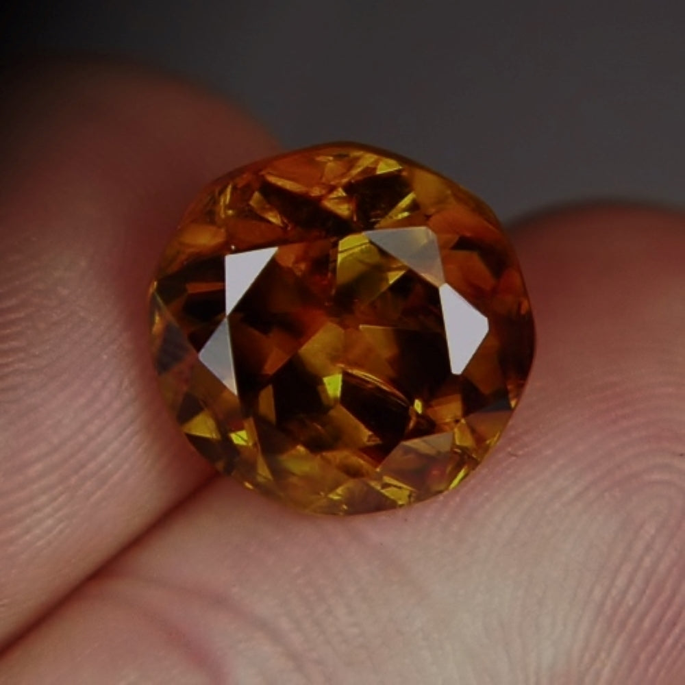 Dispersive Fire! Natural Sphene -Titanite Pakistan 10.35 ct