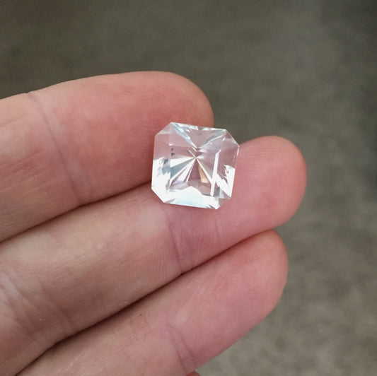 Natural Quartz — 8.63 ct, Origin Unknown, Round Brilliant