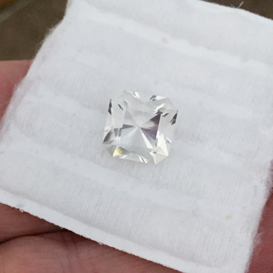 Natural Quartz — 8.63 ct, Origin Unknown, Round Brilliant