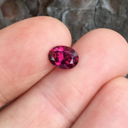 Natural Rhodolite Garnet — 1.61 ct, Sri Lanka, Oval